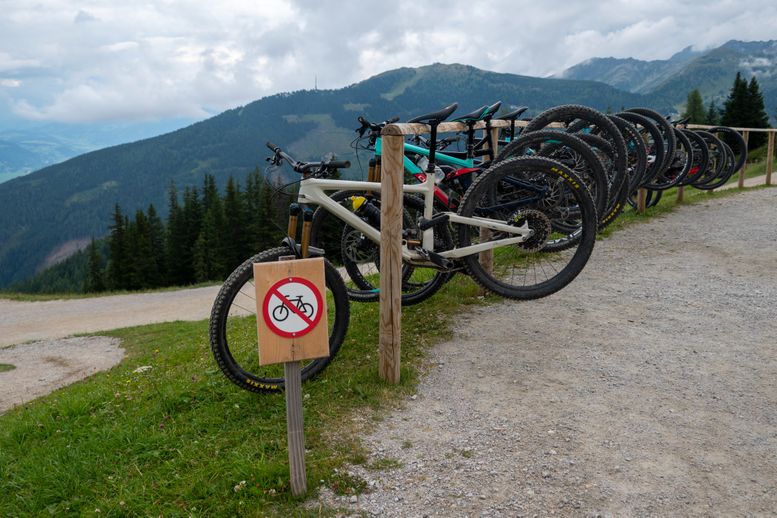 Cykling forbudt bliver vist ikke overholdt....
